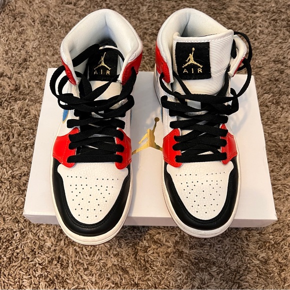 WOMENS AIR JORDAN 1 MID SE - Picture 3 of 9